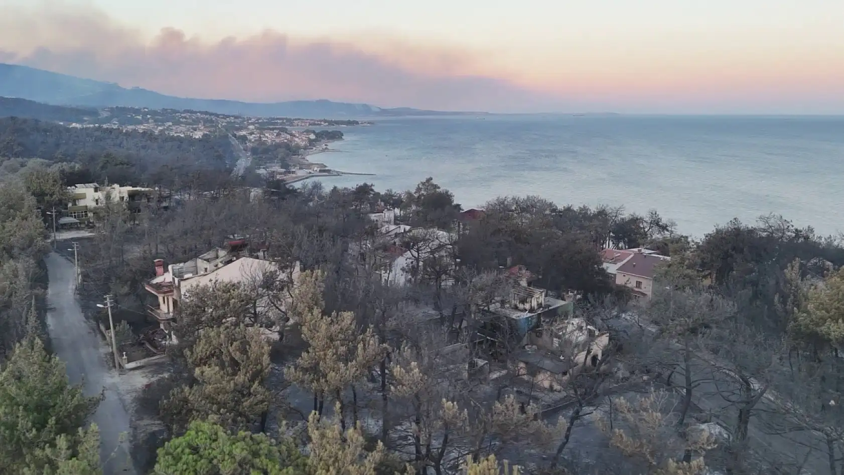 Çanakkale'de yanan villalar sabahın ilk ışıklarıyla görüntülendi