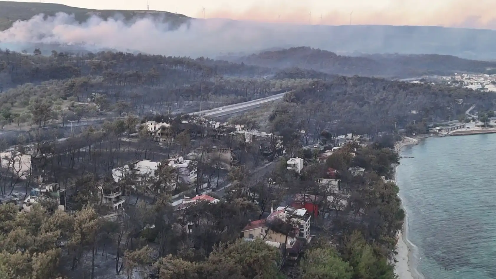 Çanakkale'de yanan villalar sabahın ilk ışıklarıyla görüntülendi