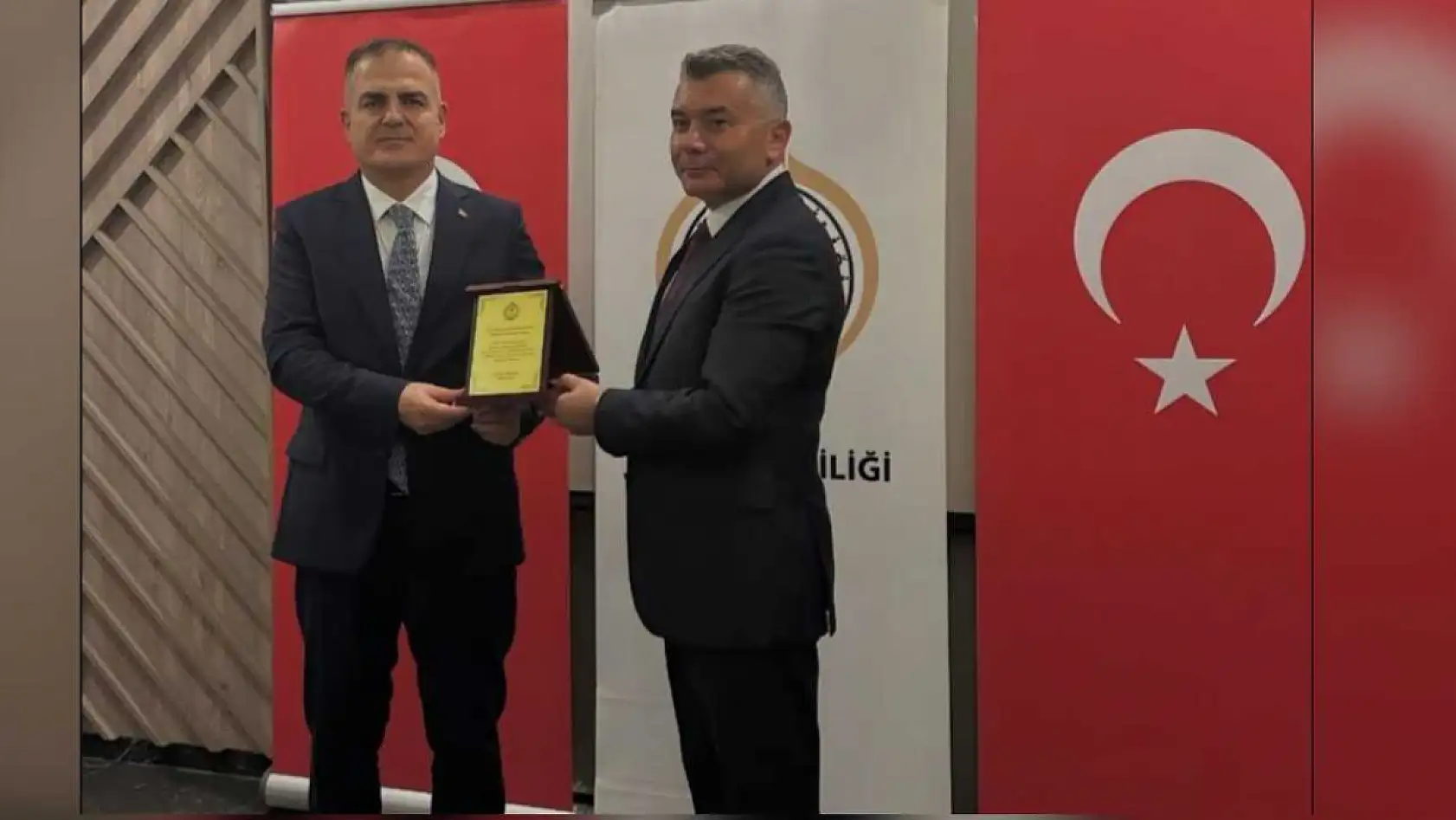 Vali Akbıyık'tan Tuğgeneral Büyük'e plaketli uğurlama