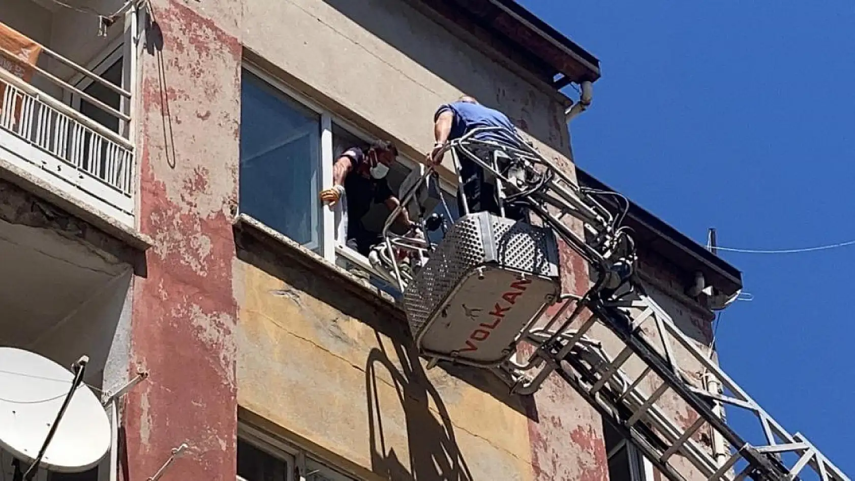 Apartmandan gelen kötü koku ekipleri harekete geçirdi