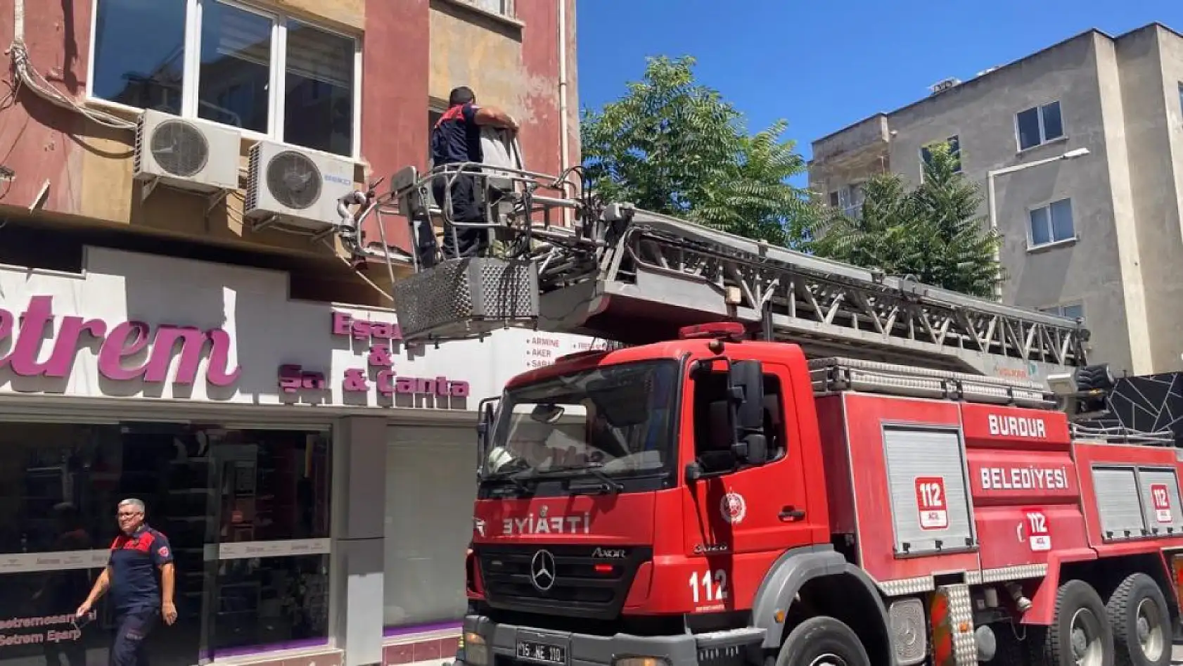 Apartmandan gelen kötü koku ekipleri harekete geçirdi