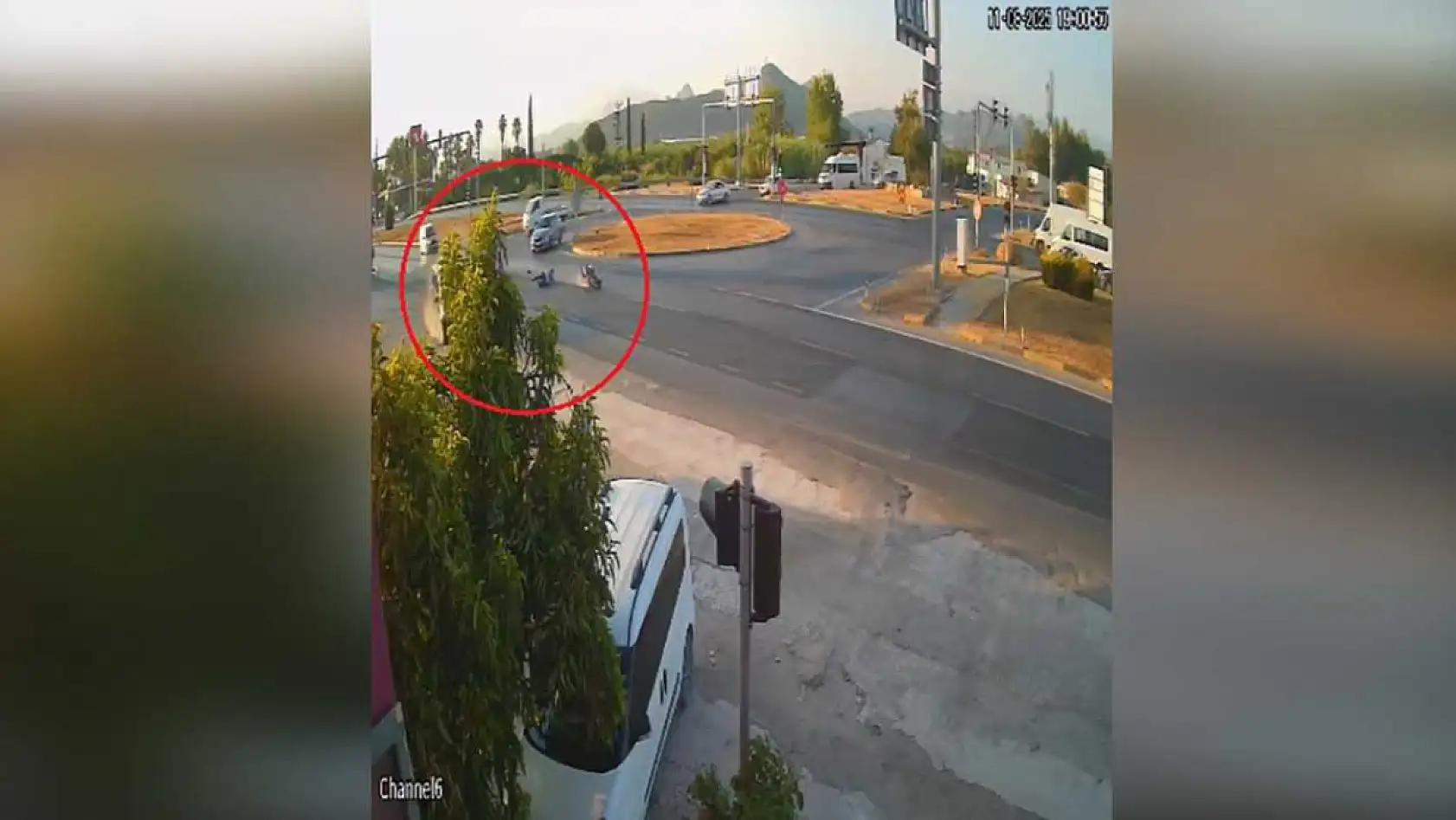 Kırmızı ışık ihlali yapan tur aracı motosiklete çarptı: 1 ölü