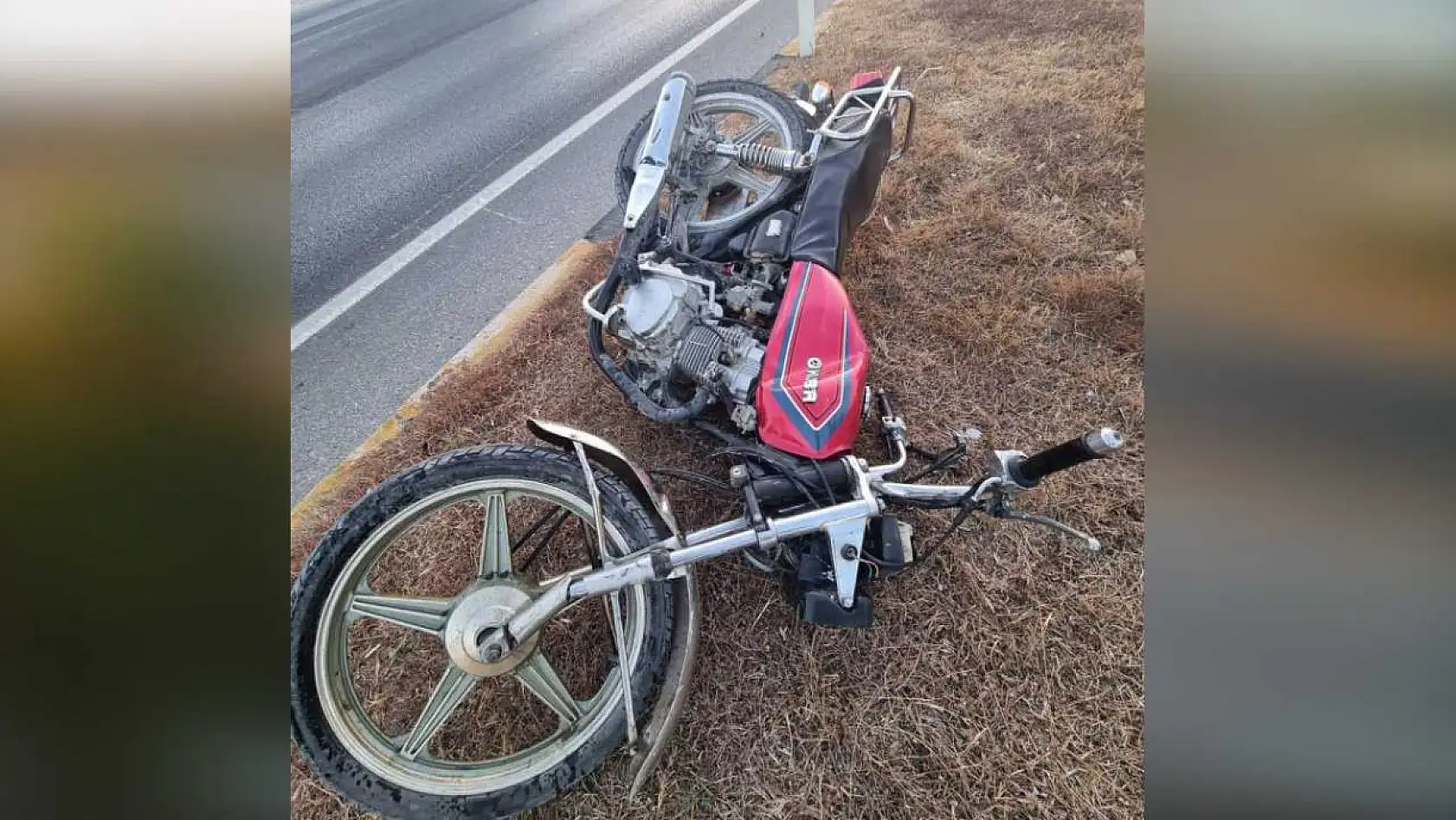 Kırmızı ışık ihlali yapan tur aracı motosiklete çarptı: 1 ölü