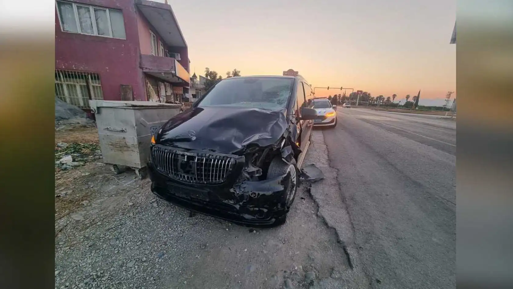 Kırmızı ışık ihlali yapan tur aracı motosiklete çarptı: 1 ölü