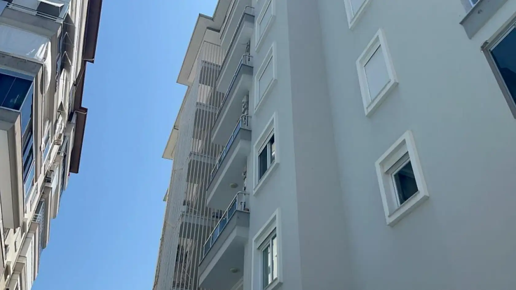 Klima takarken dengesini kaybeden genç 6. kattan zemine düştü