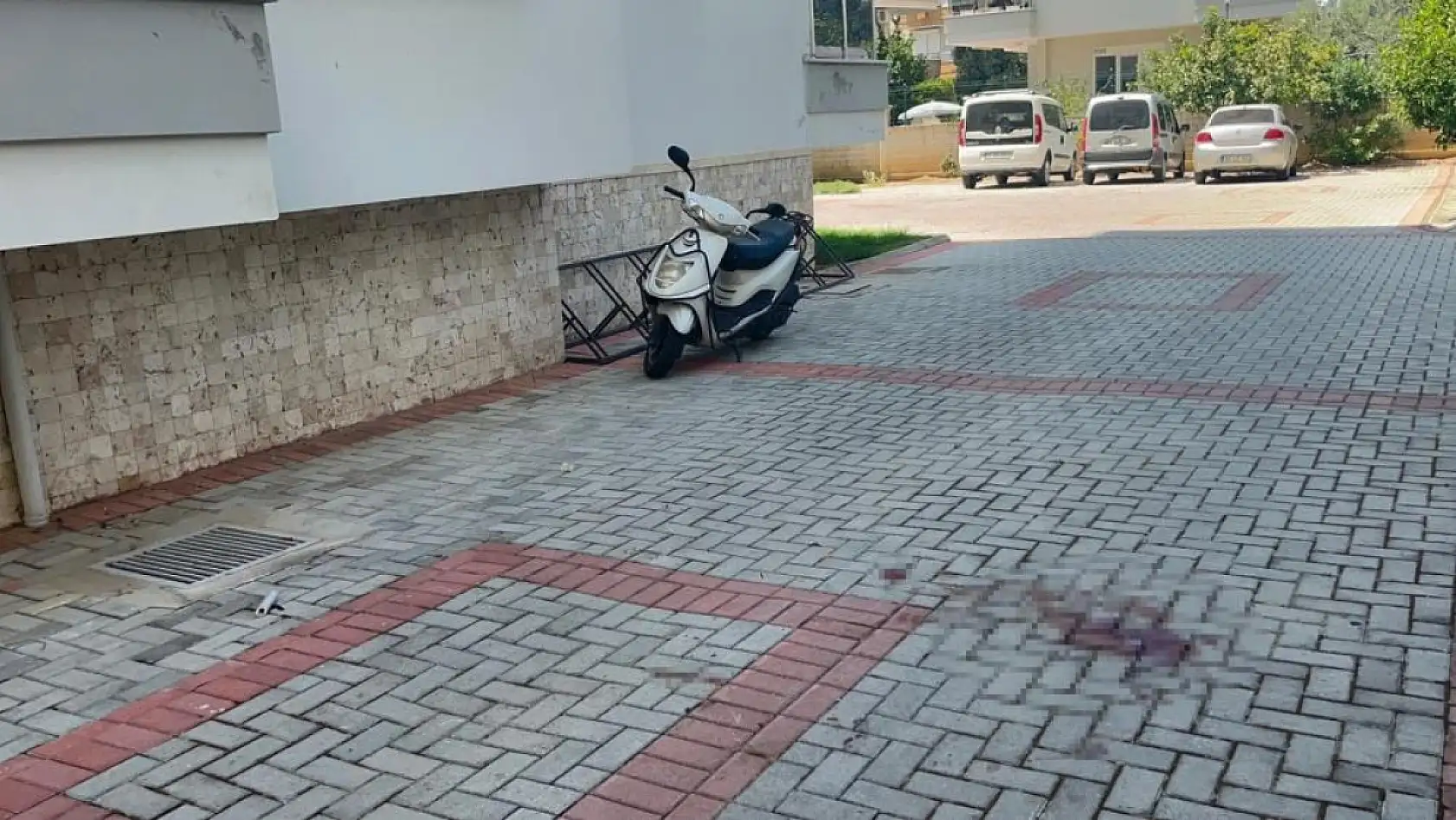 Klima takarken dengesini kaybeden genç 6. kattan zemine düştü