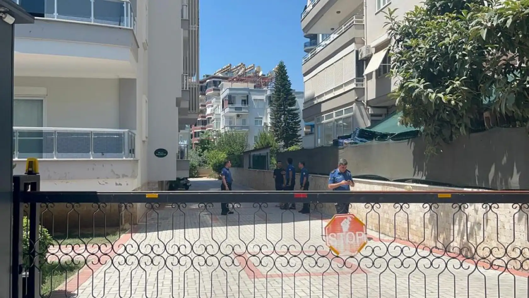 Klima takarken dengesini kaybeden genç 6. kattan zemine düştü