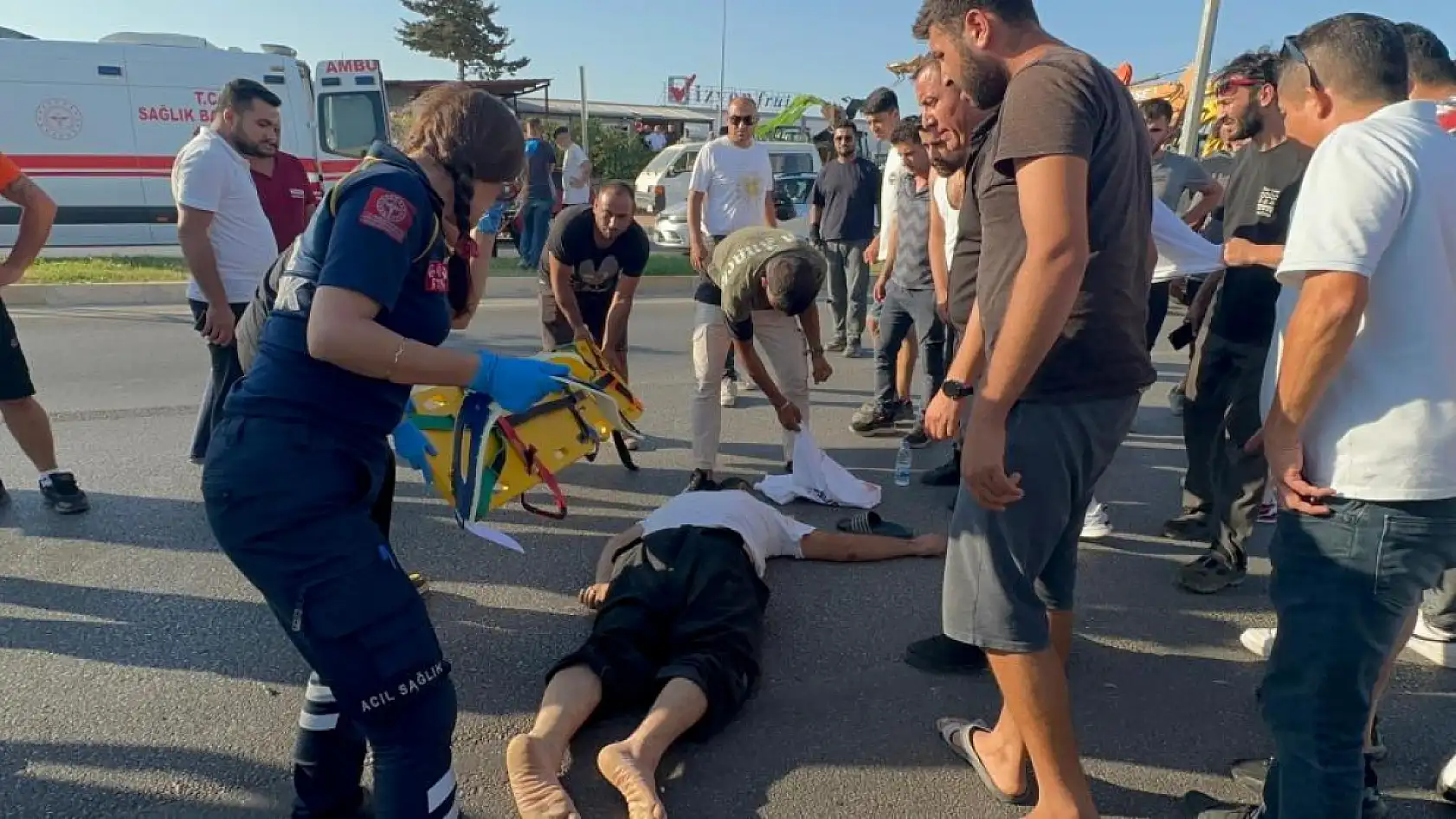Yoldan görüntü alırken cama düşen motosiklet sürücüsüyle neye uğradıklarını anlayamadılar