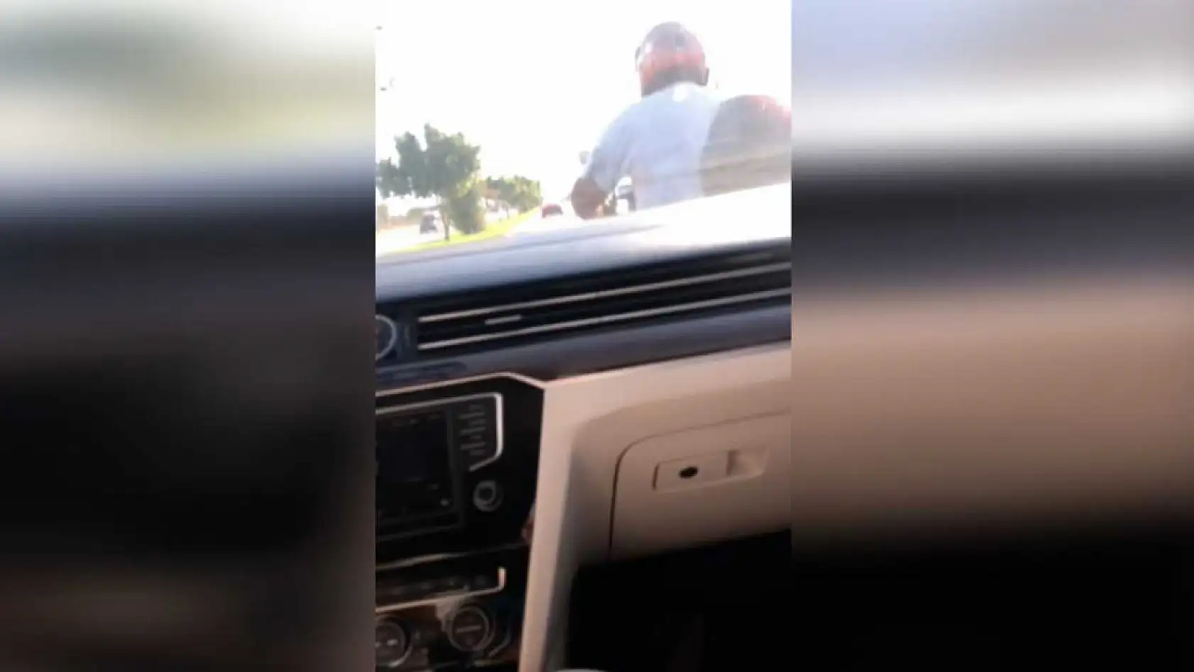 Yoldan görüntü alırken cama düşen motosiklet sürücüsüyle neye uğradıklarını anlayamadılar