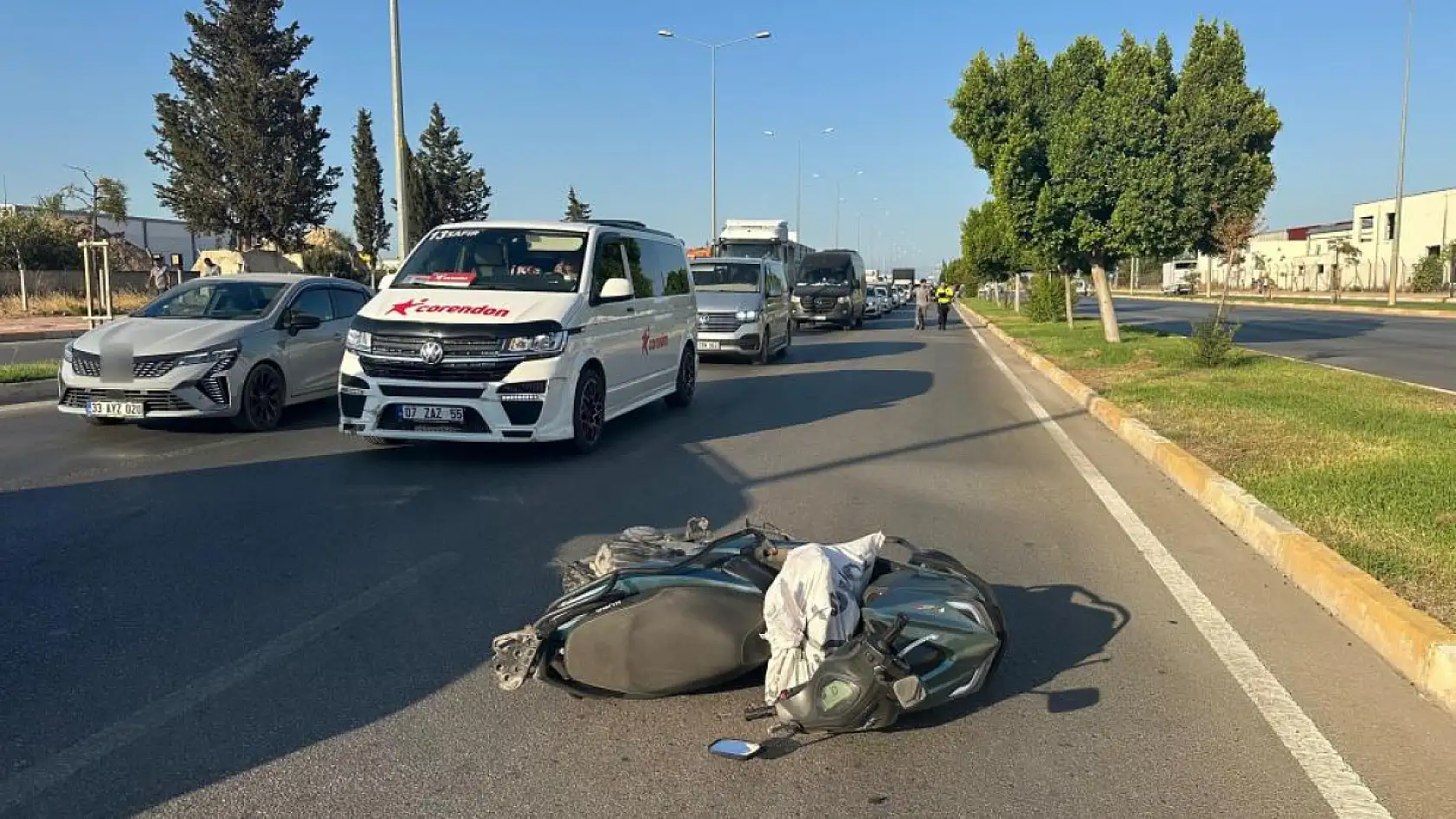 Yoldan görüntü alırken cama düşen motosiklet sürücüsüyle neye uğradıklarını anlayamadılar