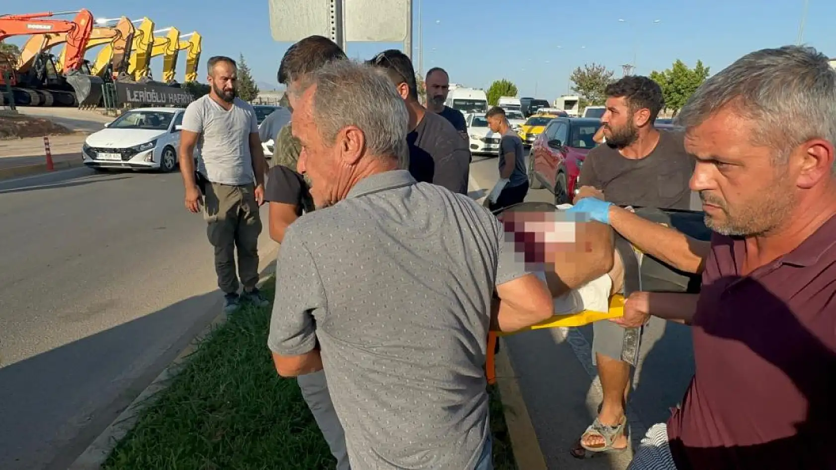 Yoldan görüntü alırken cama düşen motosiklet sürücüsüyle neye uğradıklarını anlayamadılar