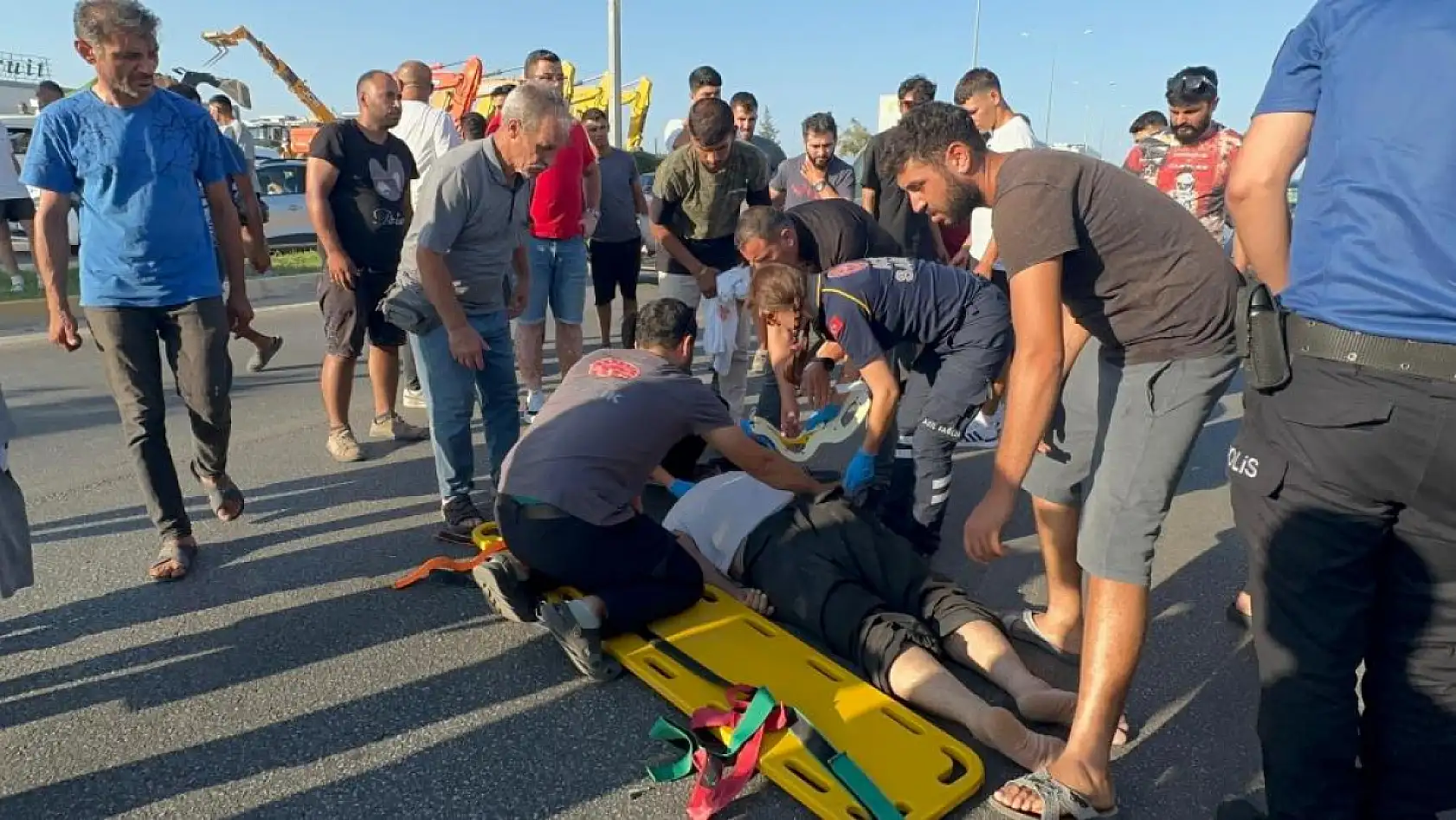 Yoldan görüntü alırken cama düşen motosiklet sürücüsüyle neye uğradıklarını anlayamadılar