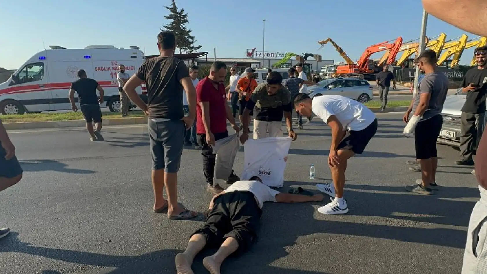 Yoldan görüntü alırken cama düşen motosiklet sürücüsüyle neye uğradıklarını anlayamadılar