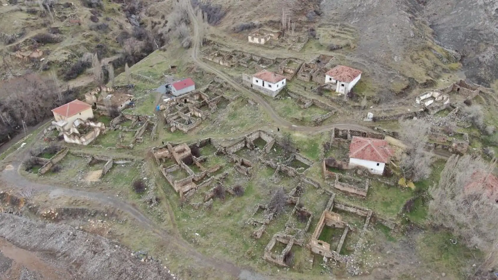 Cinlerin sardığı söylentisi sonrası terk edilen köyde sabahlamak istedi, besmeleler çekerek terk edilmiş evlere girdi