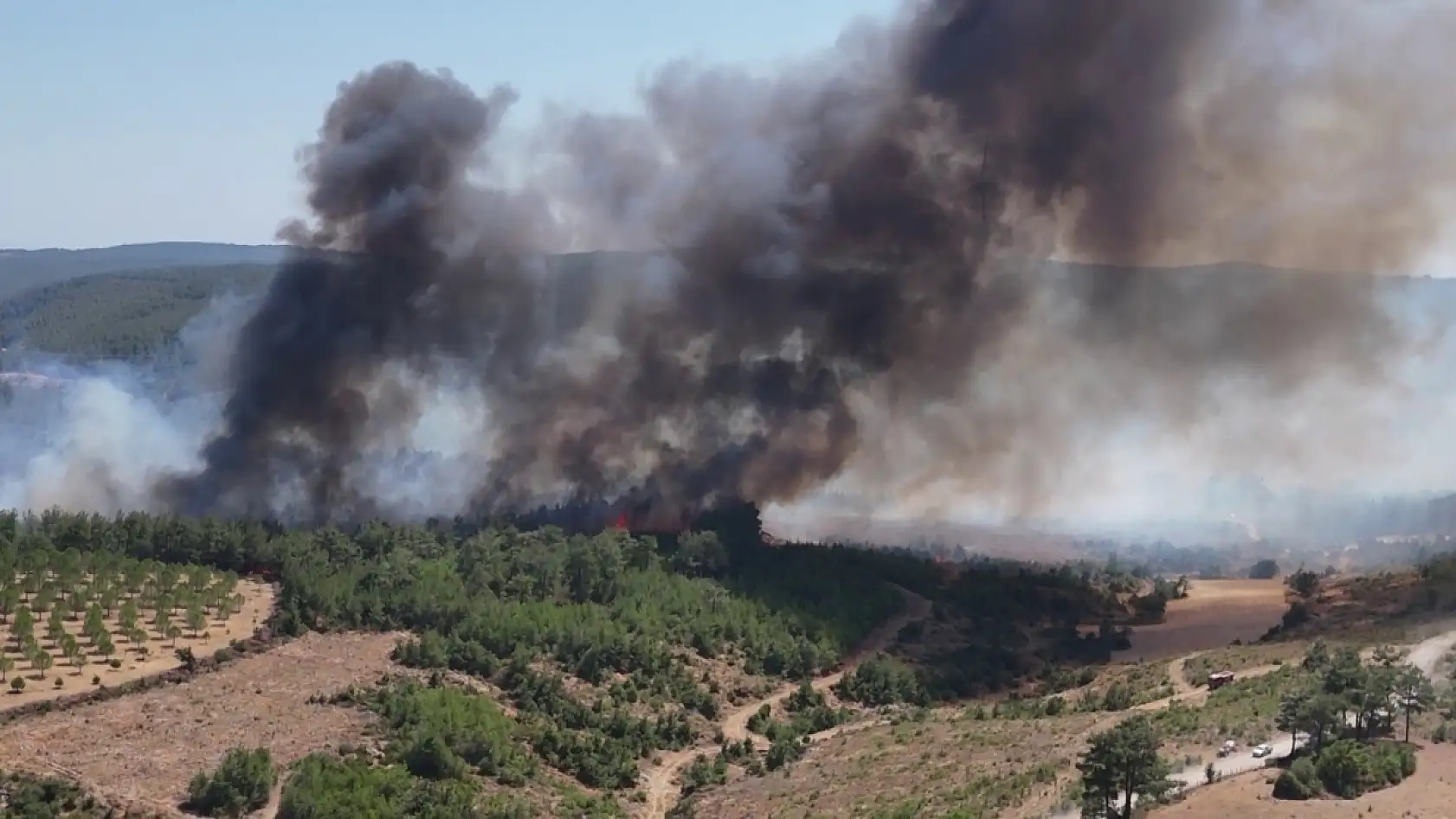 Çanakkale'de alevler yeniden yükseldi, havadan karadan müdahale sürüyor