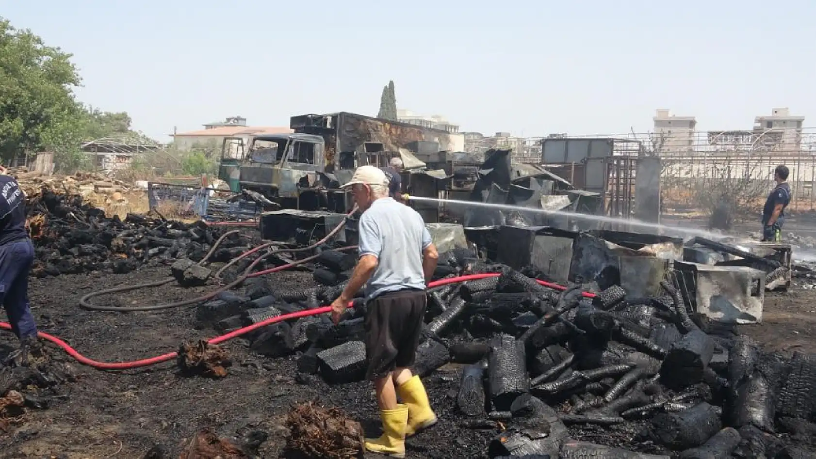 Sera sökümü sırasında spiral kıvılcımlarından çıkan yangın, odun, kamyonet ve atık malzemeleri küle çevirdi