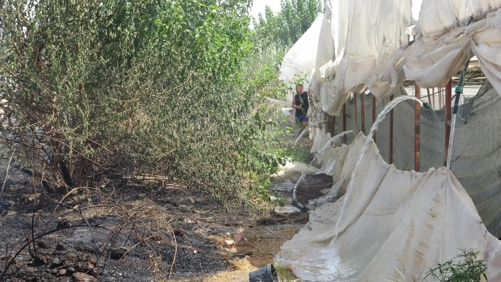 Sera sökümü sırasında spiral kıvılcımlarından çıkan yangın, odun, kamyonet ve atık malzemeleri küle çevirdi