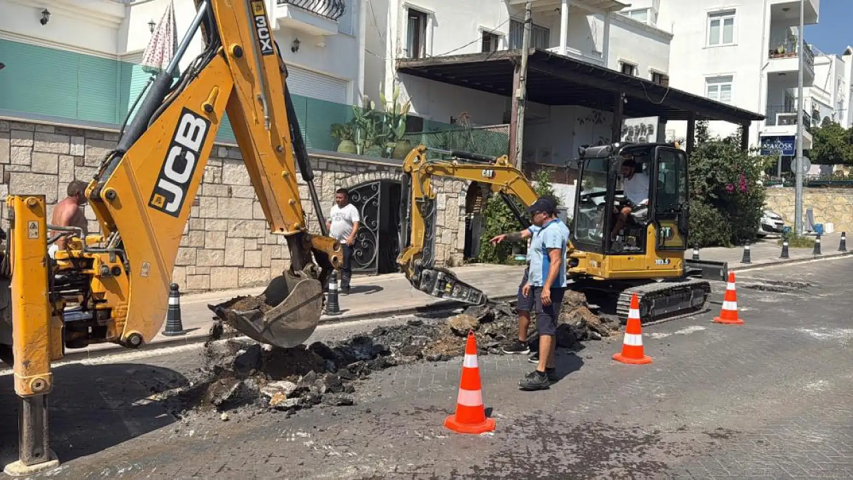 Bodrum'da su hattı patladı, işyeri ve depo sular altında kaldı