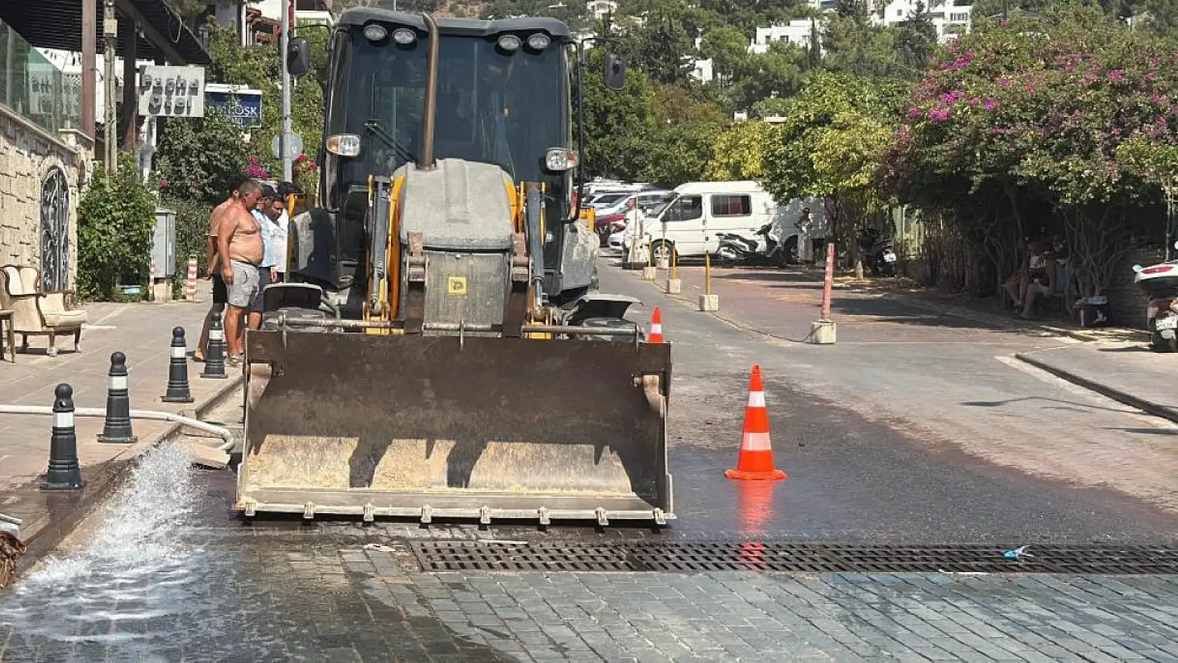 Bodrum'da su hattı patladı, işyeri ve depo sular altında kaldı