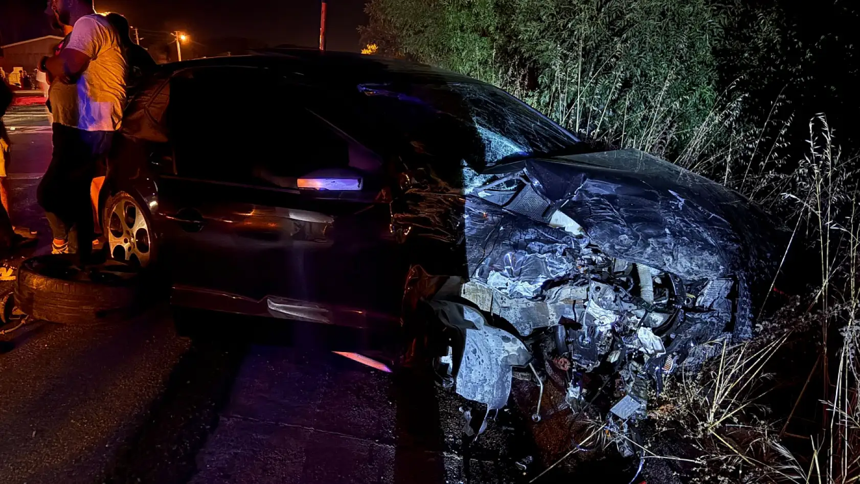 Sakarya'da iki otomobil kafa kafaya çarpıştı: 1'i ağır 8 yaralı