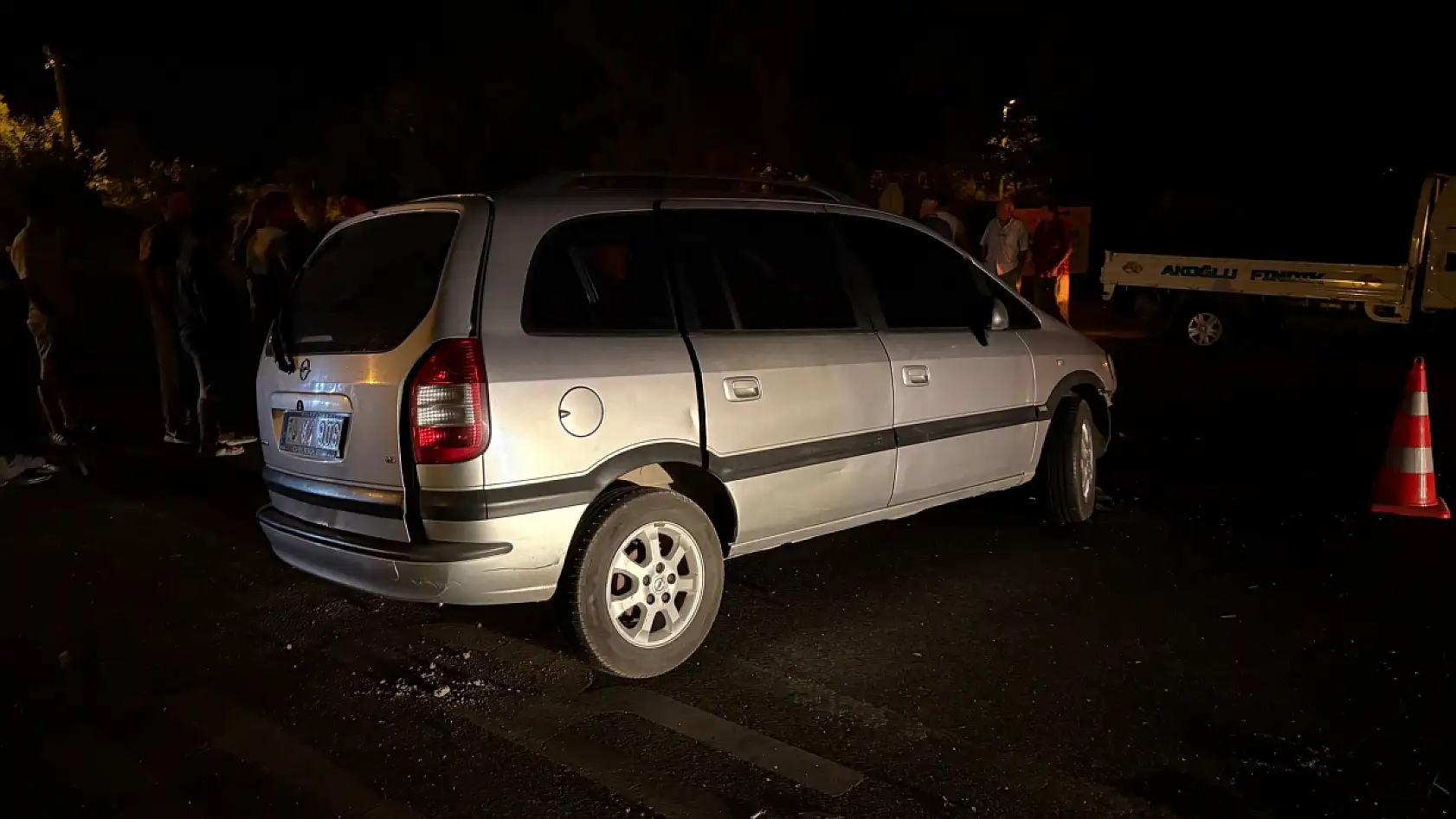 Sakarya'da iki otomobil kafa kafaya çarpıştı: 1'i ağır 8 yaralı