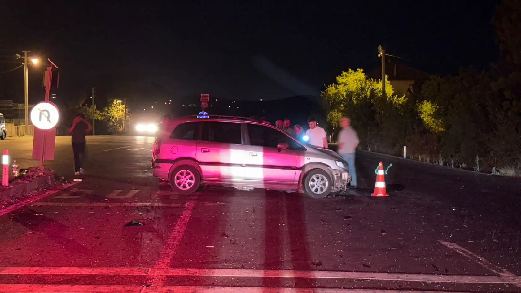 Sakarya'da iki otomobil kafa kafaya çarpıştı: 1'i ağır 8 yaralı