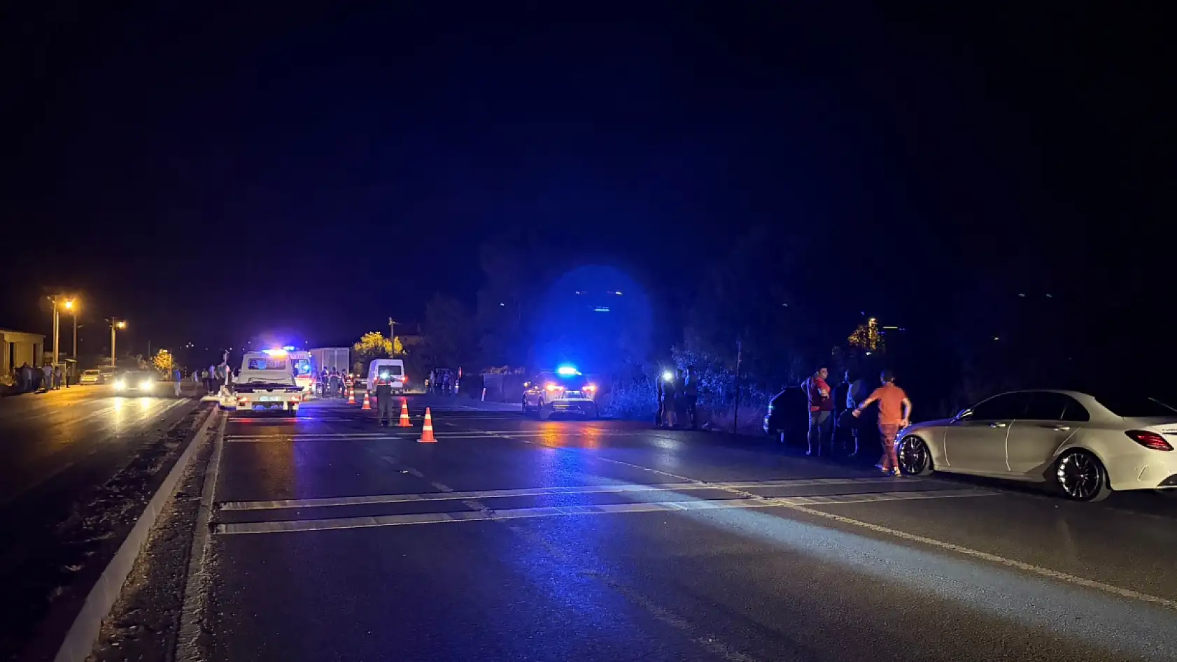 Sakarya'da iki otomobil kafa kafaya çarpıştı: 1'i ağır 8 yaralı