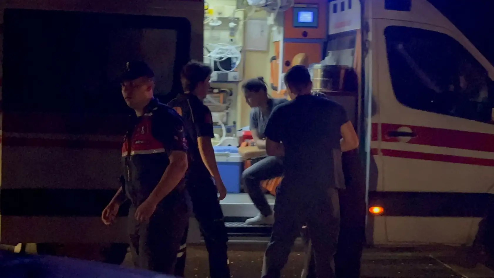 Sakarya'da iki otomobil kafa kafaya çarpıştı: 1'i ağır 8 yaralı