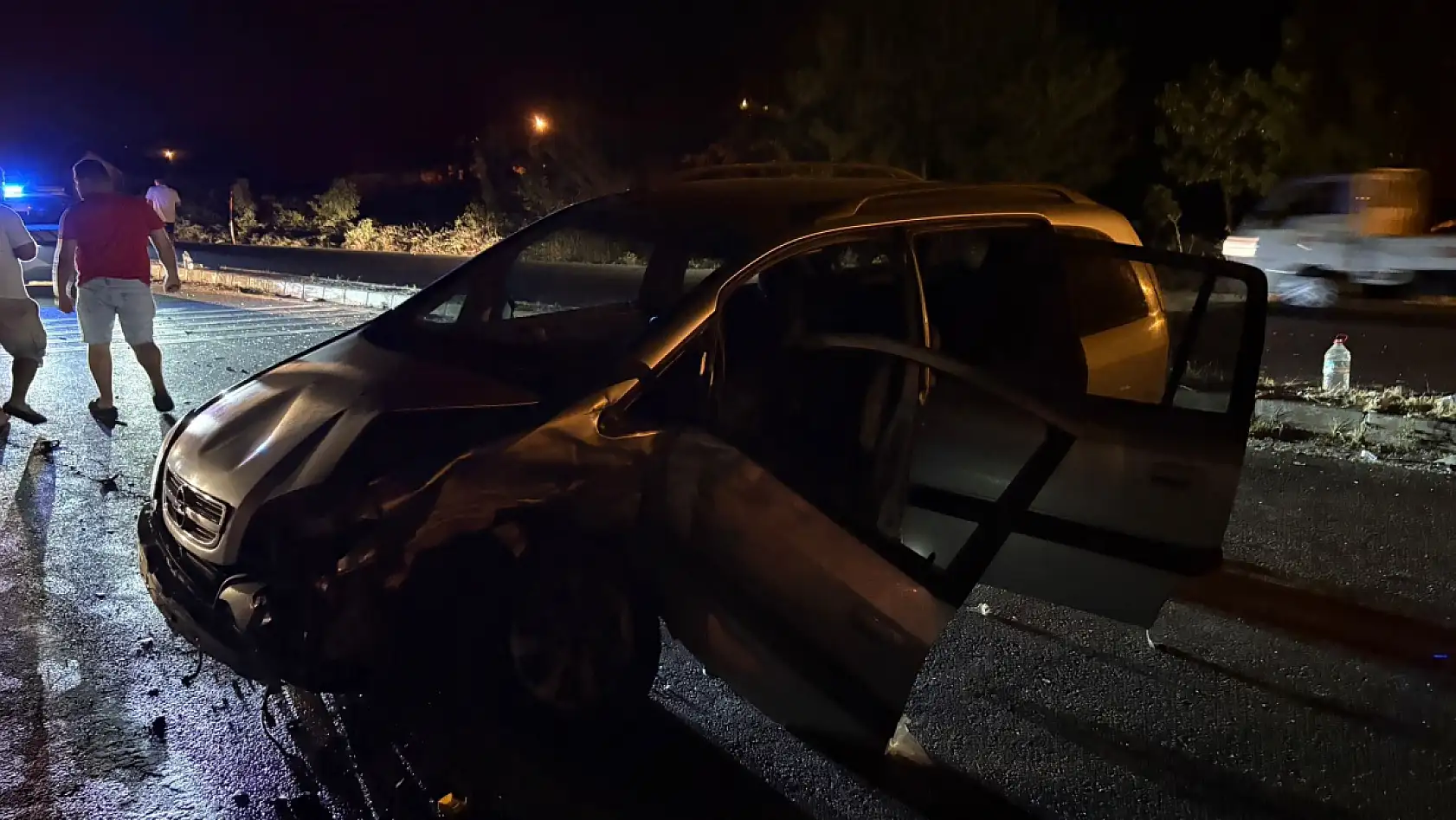 Sakarya'da iki otomobil kafa kafaya çarpıştı: 1'i ağır 8 yaralı