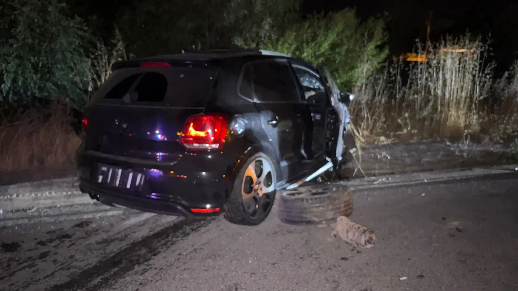 Sakarya'da iki otomobil kafa kafaya çarpıştı: 1'i ağır 8 yaralı
