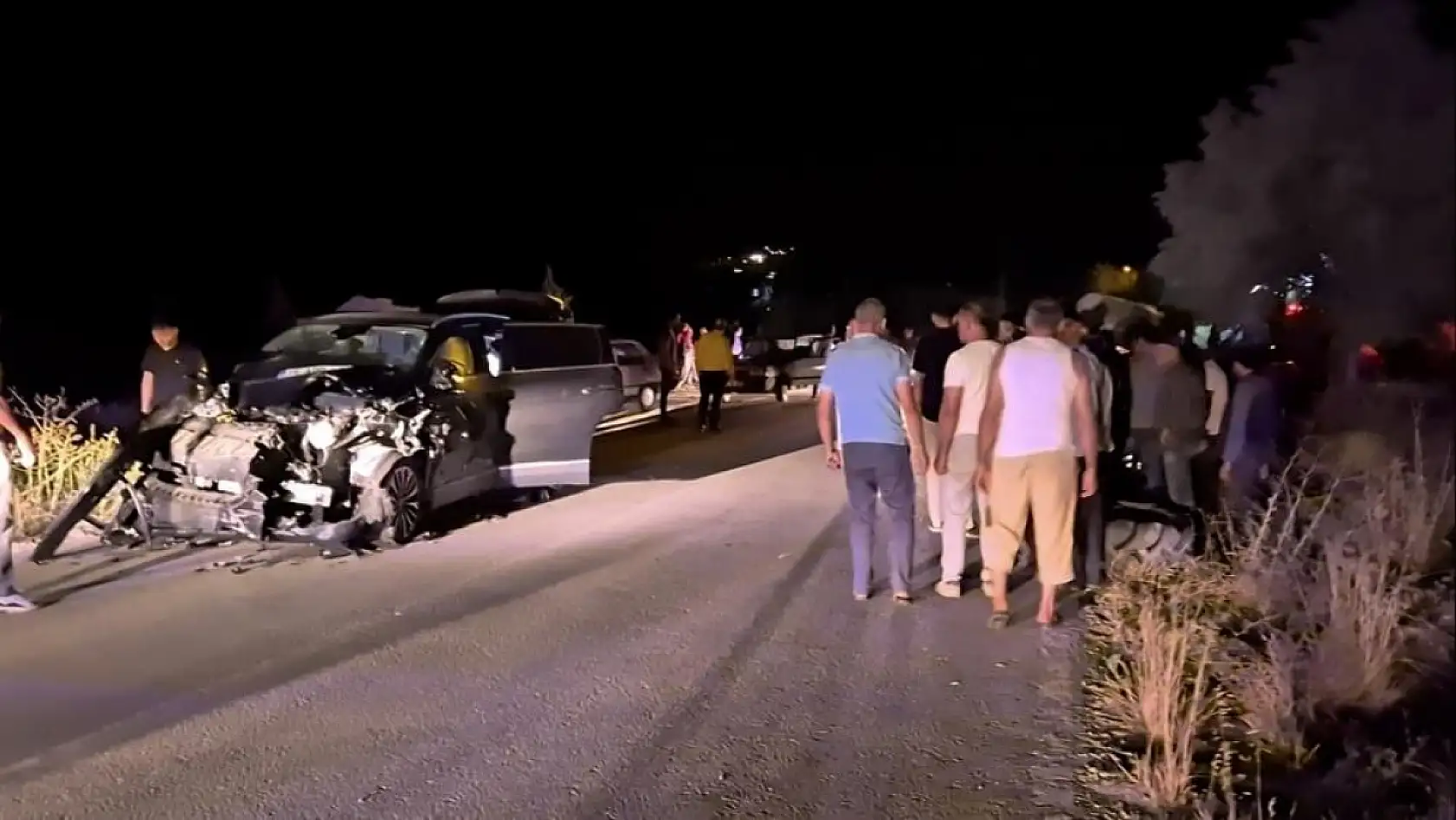 Tali yoldan çıkan traktörle çarpışan araç hurdaya döndü: 3'ü çocuk 6 kişi yaralandı