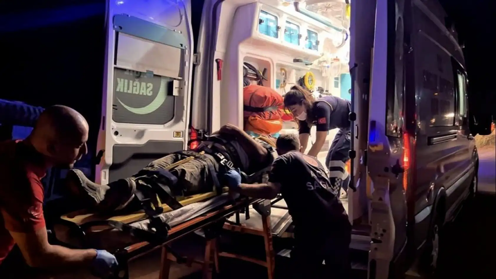 Tali yoldan çıkan traktörle çarpışan araç hurdaya döndü: 3'ü çocuk 6 kişi yaralandı