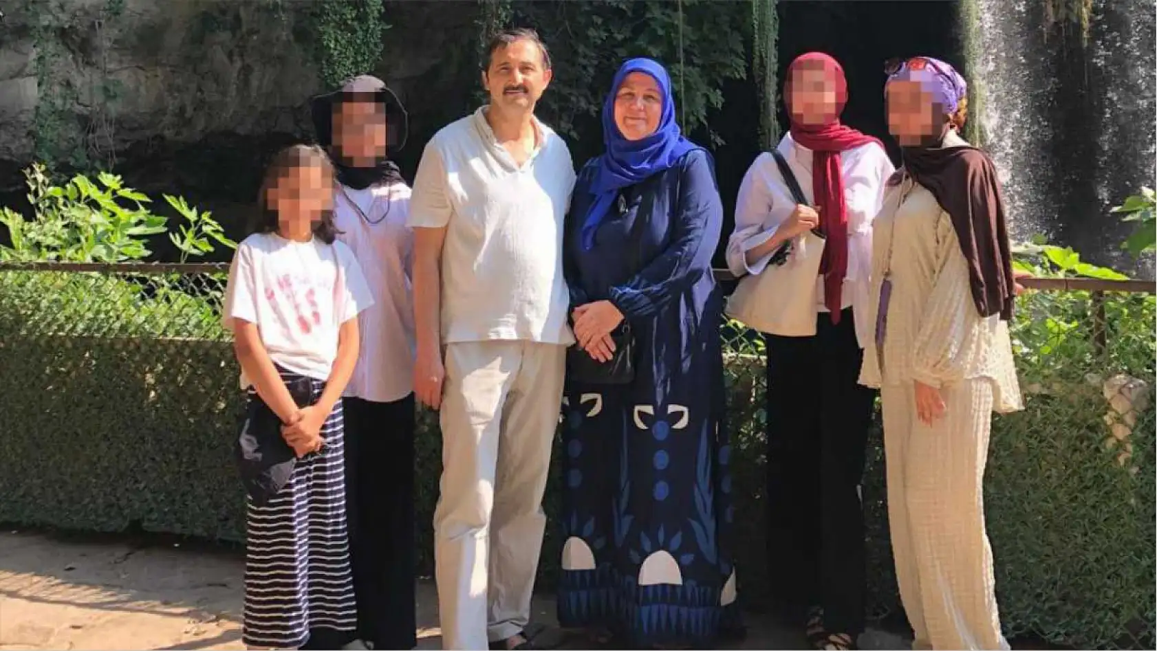 Otomobiliyle evine dönmek isteyen aileye dehşeti yaşattılar