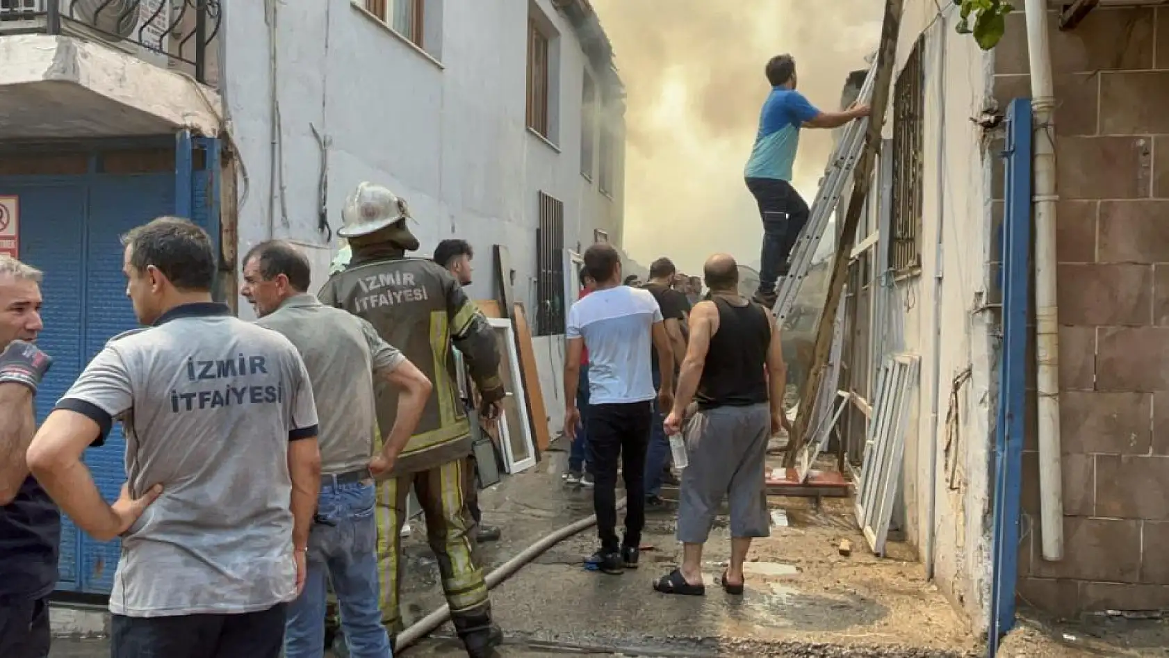 Hurdalık yangını büyüdü, evler küle döndü