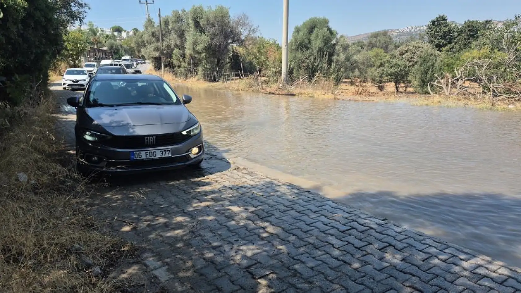 Bodrum'da su isale hattı patladı