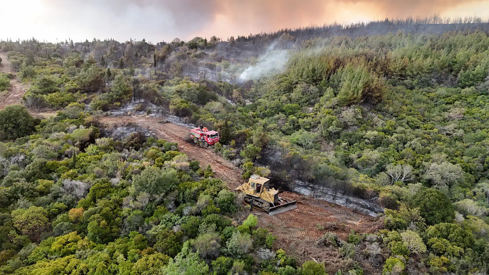 Çanakkale'de devam eden orman yangınına havadan ve karadan yoğun müdahale devam ediyor