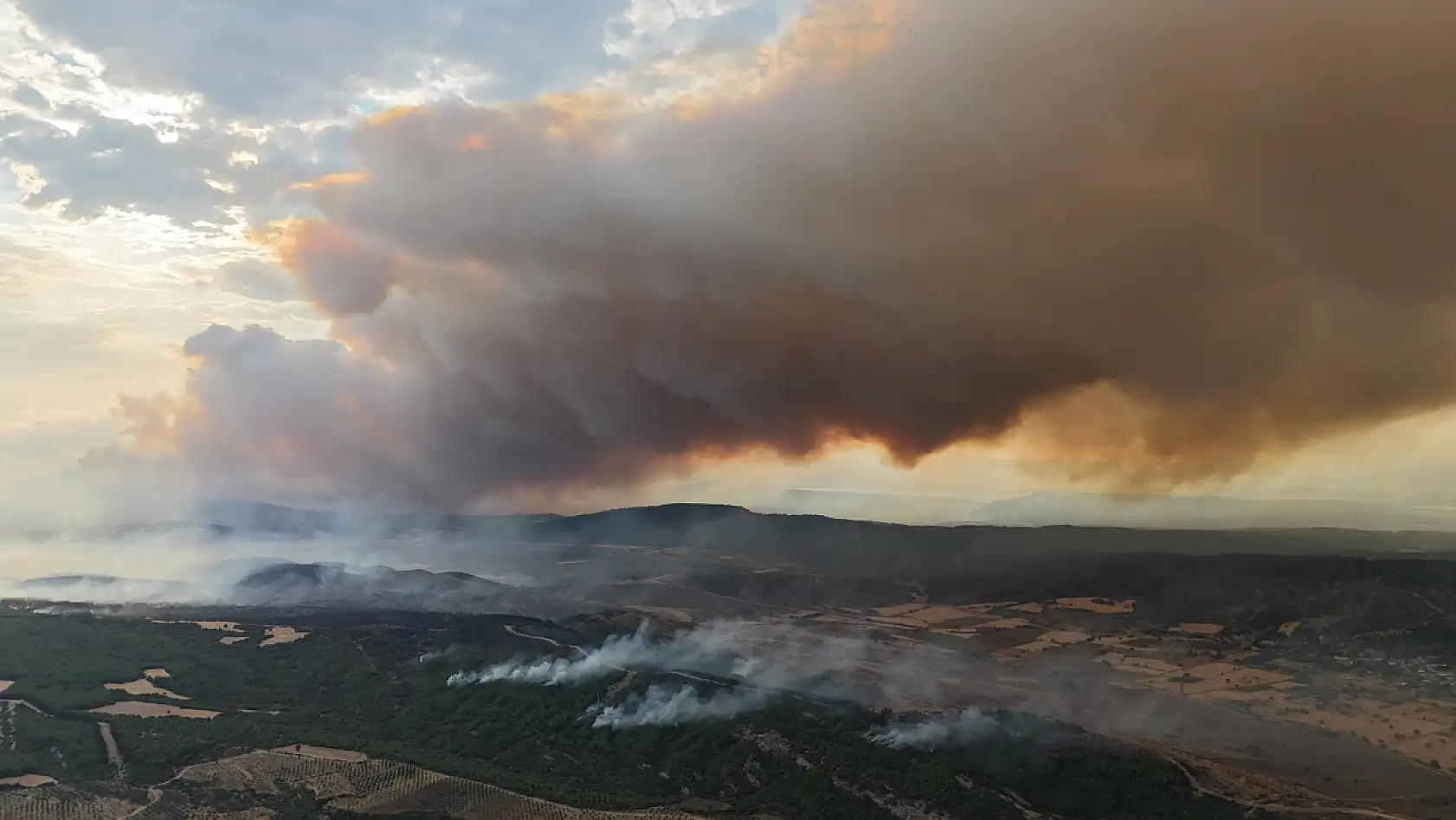 Çanakkale'de devam eden orman yangınına havadan ve karadan yoğun müdahale devam ediyor