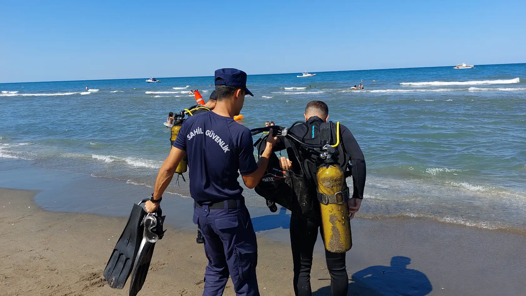 Yüzmek için denize gençlerden biri boğuldu, diğeri kayıp