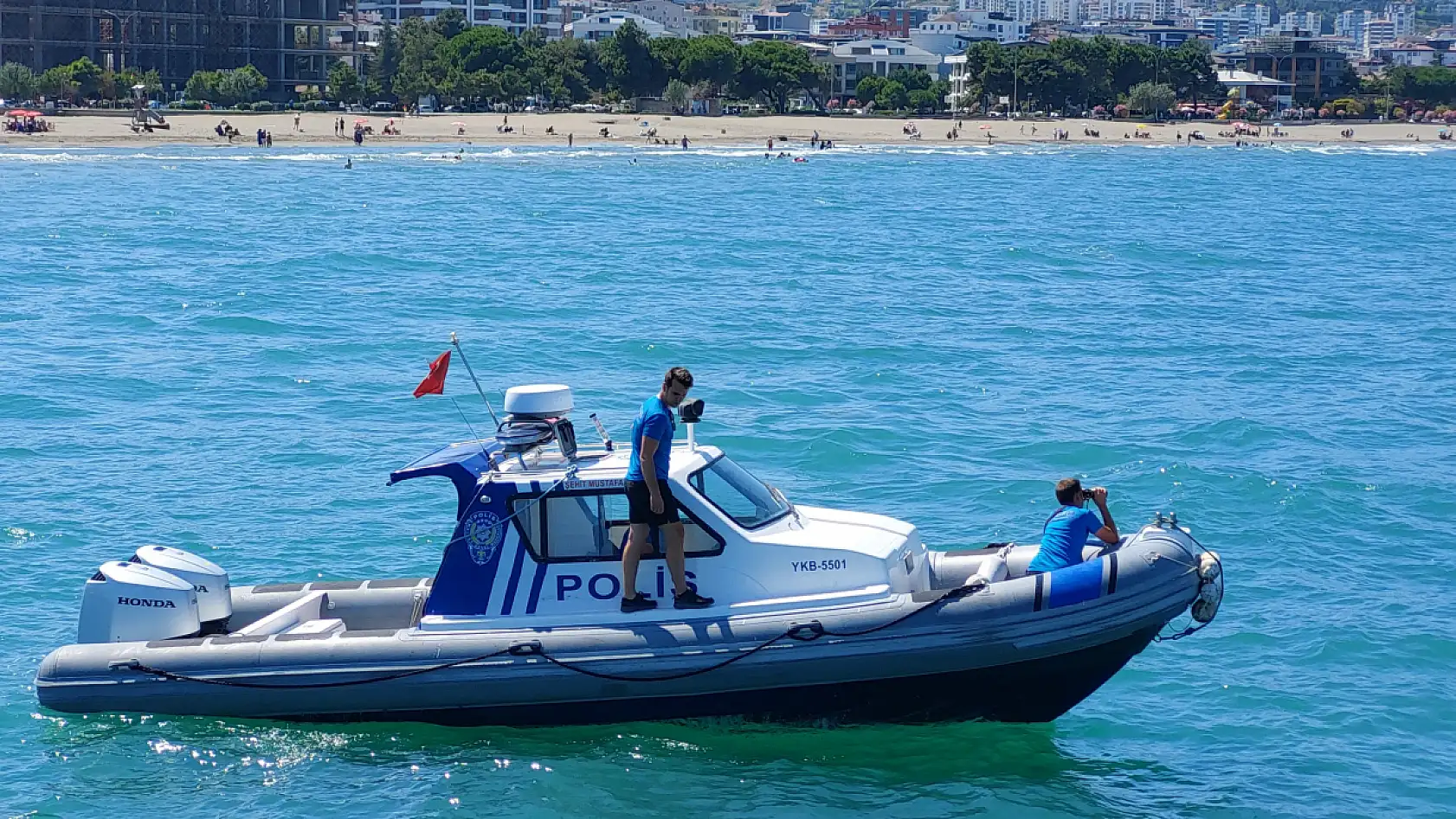 Yüzmek için denize gençlerden biri boğuldu, diğeri kayıp