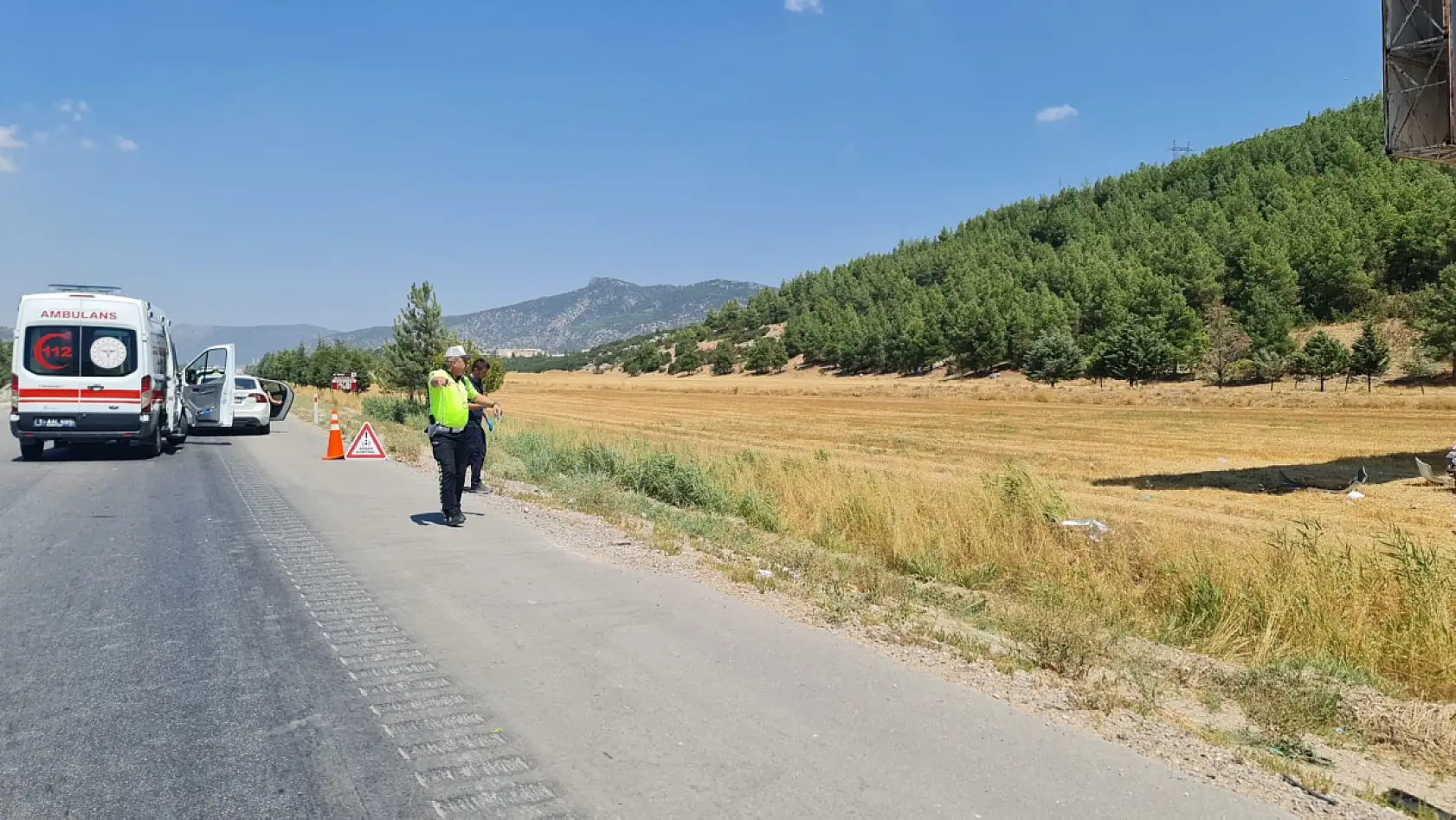 Sollamak istediği otobüse çarpıp tarlaya uçtu, 1'i ağır 3 kişi yaralandı