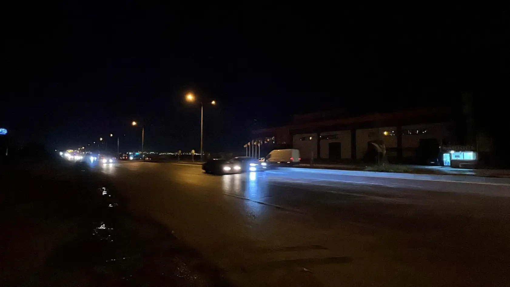 Markete gitmek isteyen anne ve kızına otomobil çarptı: Anne öldü, kızı ağır yaralandı