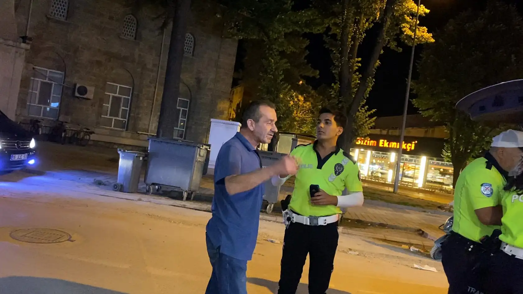 Alkollü sürücü aracını yol ortasında park edip çorba içmeye gitti