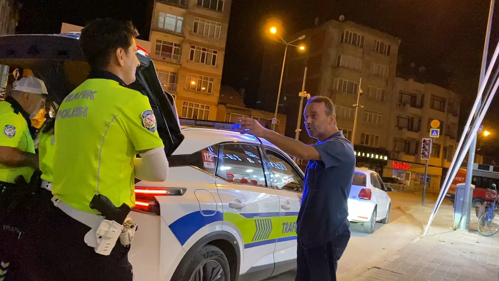 Alkollü sürücü aracını yol ortasında park edip çorba içmeye gitti