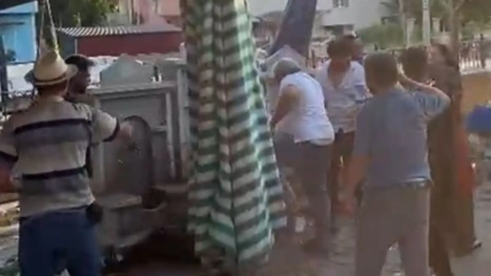 Pazar yerinde 3 kişi, bir genci tekme tokat dövdü