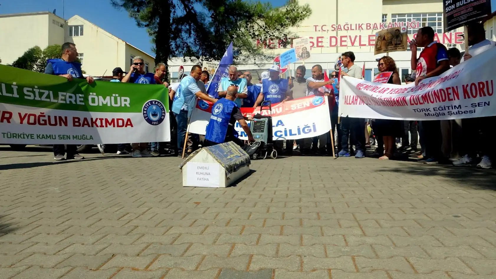 Muğla'da memurlar iş bırakıp tabutlu eylem yaptı