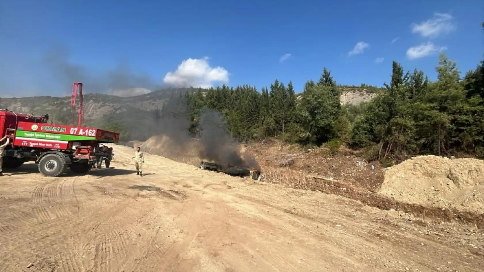 Devrilen vinçte yangın çıktı, ilk müdahaleyi orman ekipleri yaptı