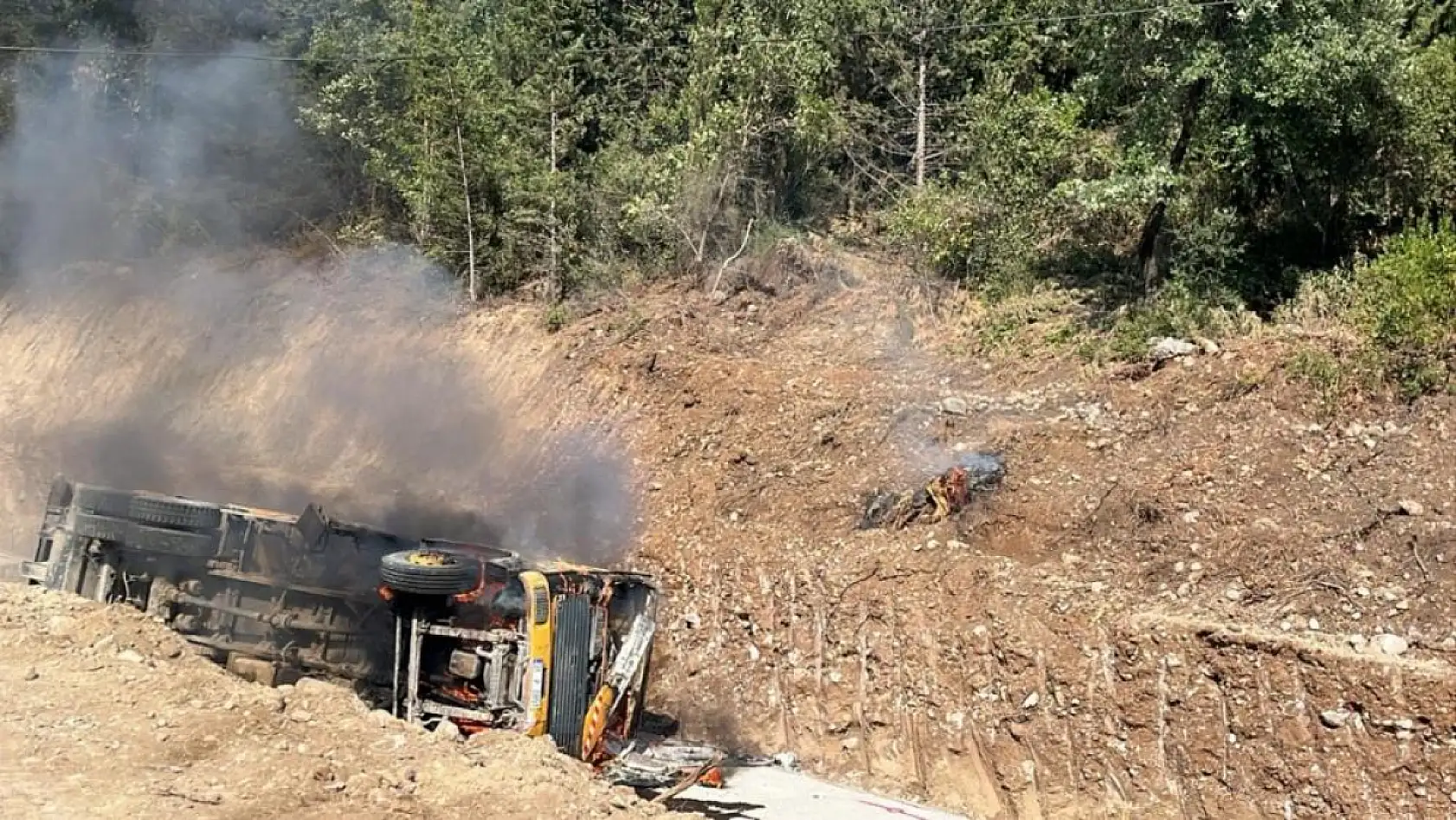 Devrilen vinçte yangın çıktı, ilk müdahaleyi orman ekipleri yaptı