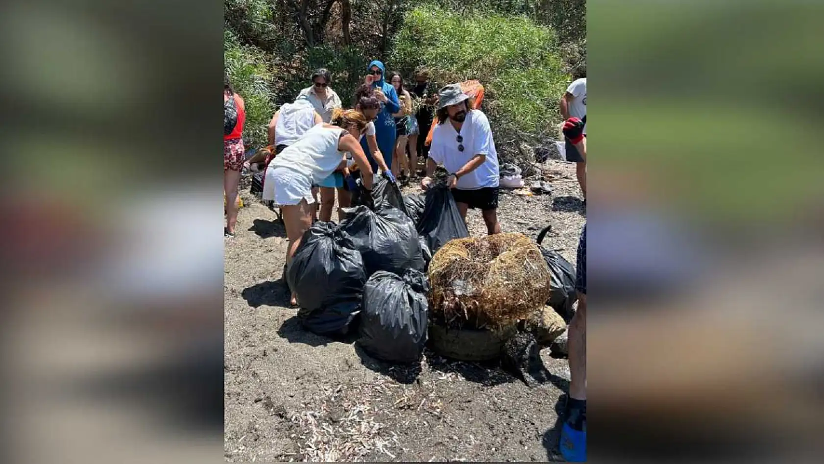Marmaris'te çevre gönülleri topladıkları çöpleri satıp çöp torbası alıyor