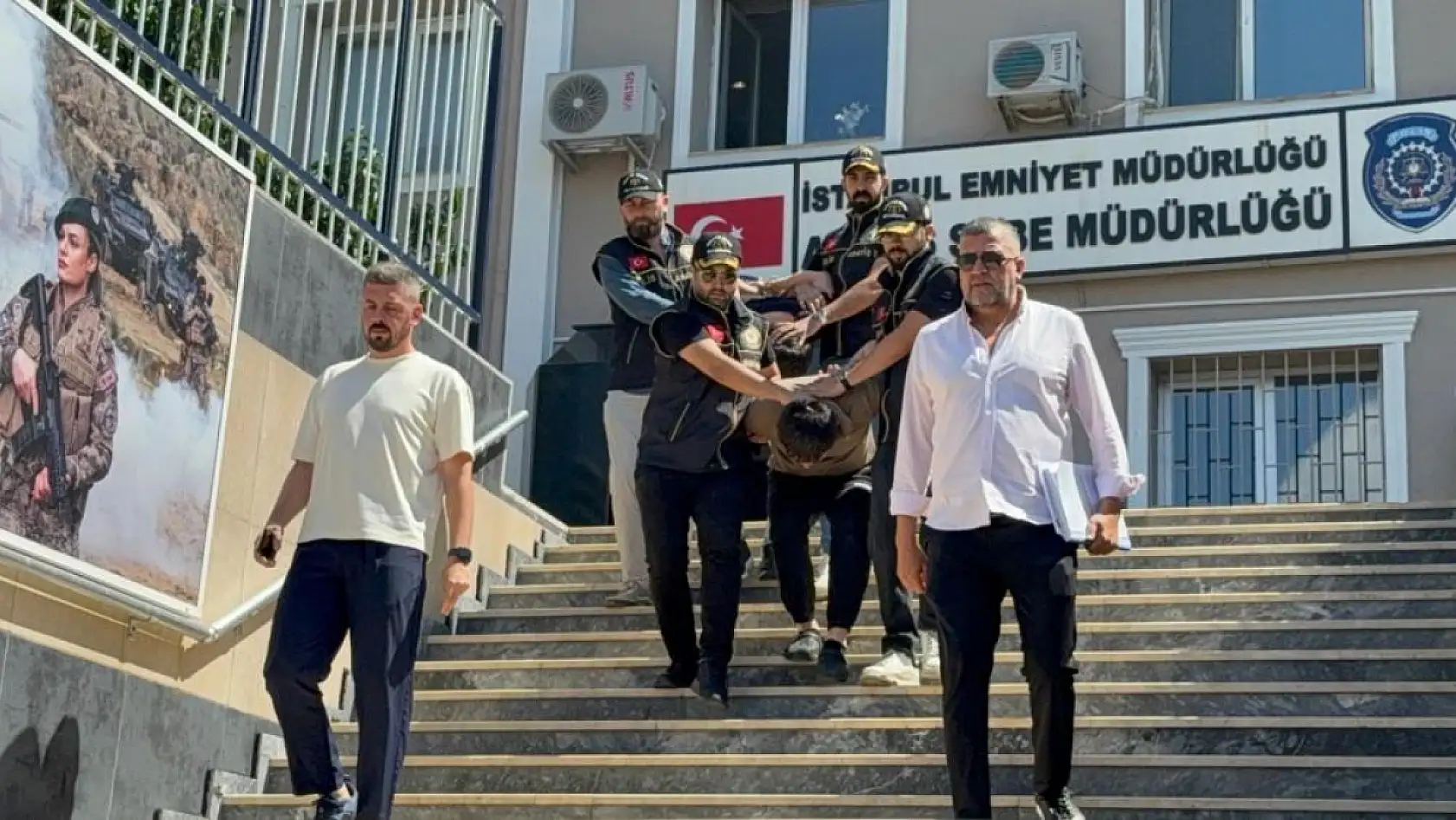 Eşini Sokak Ortasında Öldüren Zanlı Adliyeye Sevk Edildi