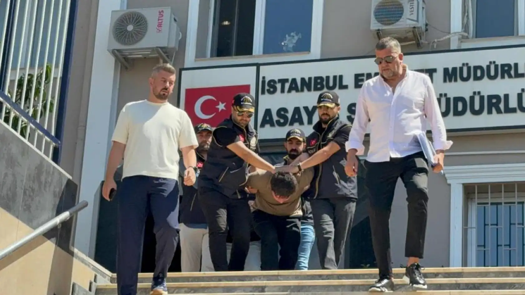 Eşini Sokak Ortasında Öldüren Zanlı Adliyeye Sevk Edildi